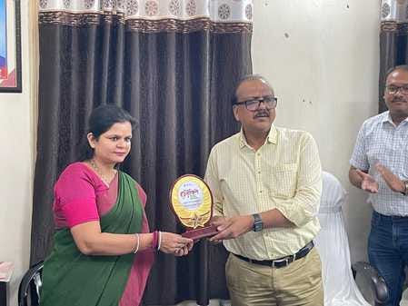 सम्मानित महिला कर्मियों के साथ में मुख्य अभियंता