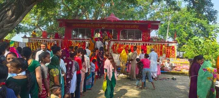 शाहजहांपुर में श्री रुद्र बाला जी धाम में कथा के समापन पर भंडारा ग्रहण करते श्रद्धालु। संवाद शाहजहांपुर में श्री रुद्र बाला जी धाम में कथा के समापन पर भंडारा ग्रहण करते श्रद्धालु। संवाद