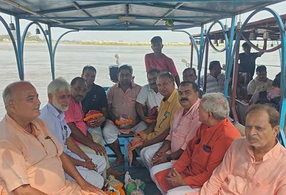 शाहजहांपुर में श्री रुद्र बाला जी धाम में कथा के समापन पर भंडारा ग्रहण करते श्रद्धालु। संवाद शाहजहांपुर में श्री रुद्र बाला जी धाम में कथा के समापन पर भंडारा ग्रहण करते श्रद्धालु। संवाद