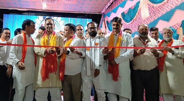 श्री रामलीला एवं शिव मंदिर कमेटी गुड मंडी  रामलीला शुभारंभ के दौरान पूजा अर्चना करते अतिथि। (मव