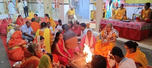 विसरात स्थित काली माता मंदिर में नवरात्र के प्रथम दिन दर्शन करने पहुंचीं महिलाएं। संवाद विसरात स्थित काली माता मंदिर में नवरात्र के प्रथम दिन दर्शन करने पहुंचीं महिलाएं। संवाद
