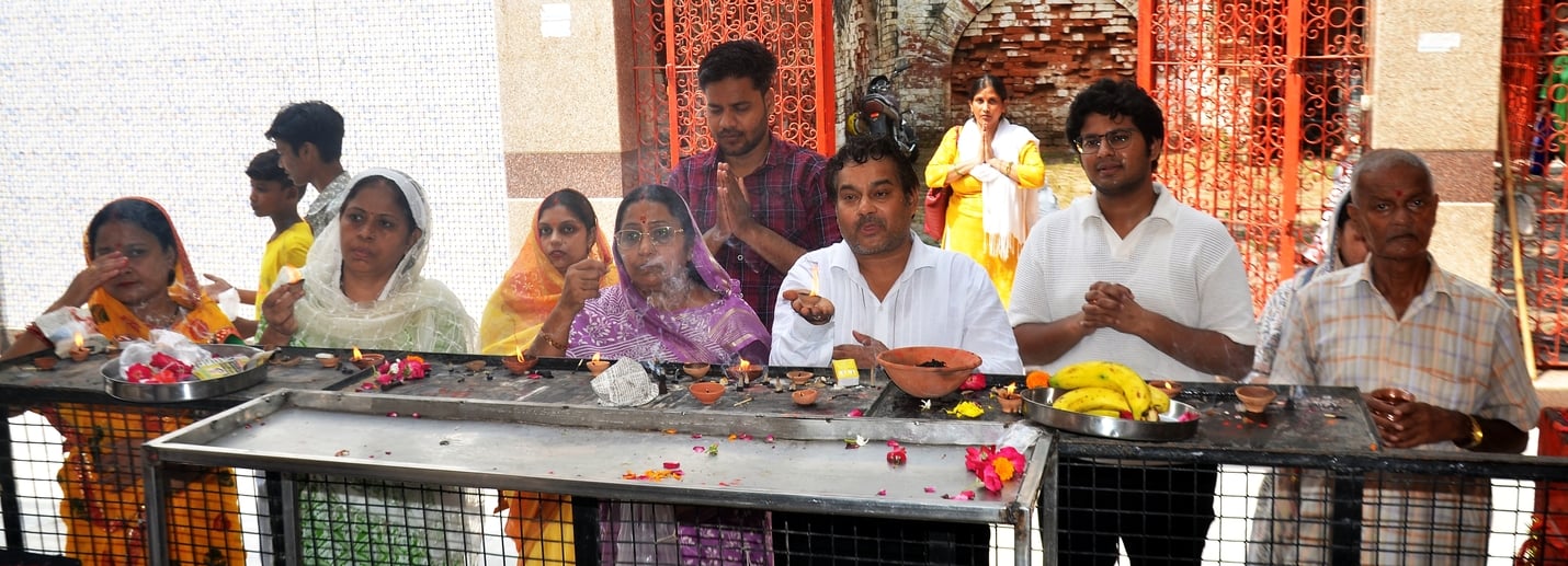विसरात स्थित काली माता मंदिर में नवरात्र के प्रथम दिन दर्शन करने पहुंचीं महिलाएं। संवाद विसरात स्थित काली माता मंदिर में नवरात्र के प्रथम दिन दर्शन करने पहुंचीं महिलाएं। संवाद