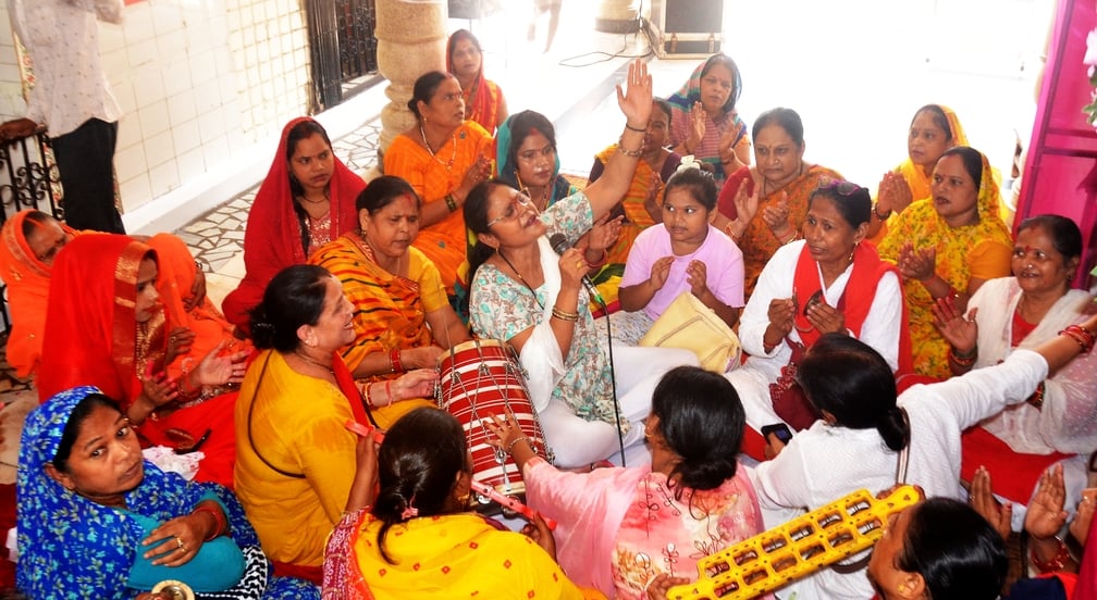 विसरात स्थित काली माता मंदिर में नवरात्र के प्रथम दिन दर्शन करने पहुंचीं महिलाएं। संवाद विसरात स्थित काली माता मंदिर में नवरात्र के प्रथम दिन दर्शन करने पहुंचीं महिलाएं। संवाद