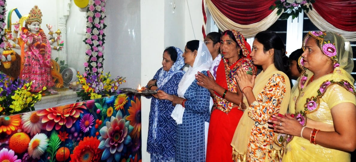 विसरात स्थित काली माता मंदिर में नवरात्र के प्रथम दिन दर्शन करने पहुंचीं महिलाएं। संवाद विसरात स्थित काली माता मंदिर में नवरात्र के प्रथम दिन दर्शन करने पहुंचीं महिलाएं। संवाद