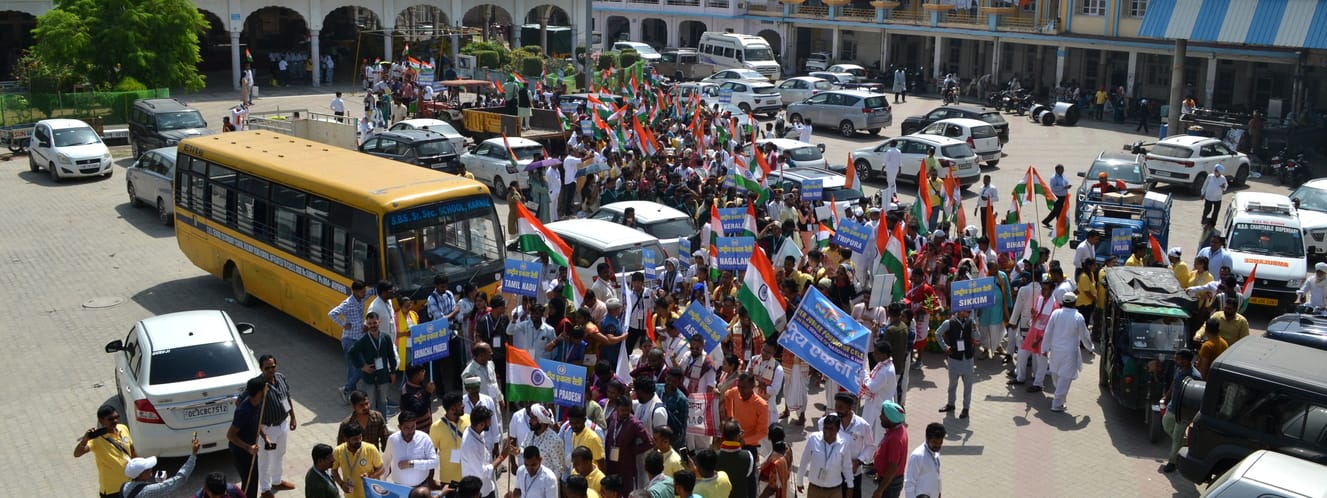 01.... गुरुद्वारा डेरा कार सेवा से निकाली गई राष्ट्रीय एकता रैली के दौरान सेल्फी लेते राजस्थान 