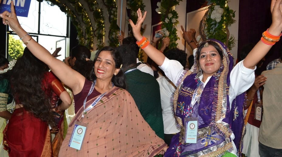 01.... गुरुद्वारा डेरा कार सेवा से निकाली गई राष्ट्रीय एकता रैली के दौरान सेल्फी लेते राजस्थान 