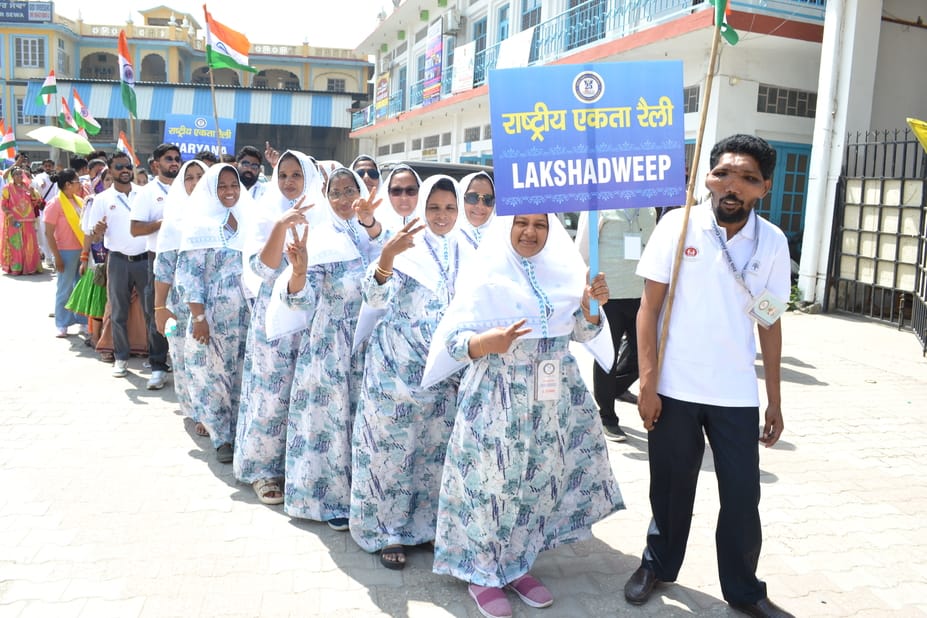 01.... गुरुद्वारा डेरा कार सेवा से निकाली गई राष्ट्रीय एकता रैली के दौरान सेल्फी लेते राजस्थान 
