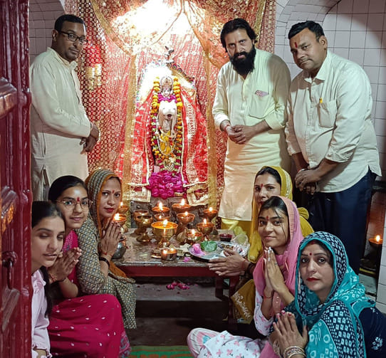 18 राजौंद में दुर्गा मंदिर में कीर्तन करती हुई महि 18 राजौंद में दुर्गा मंदिर में कीर्तन करती हुई महि