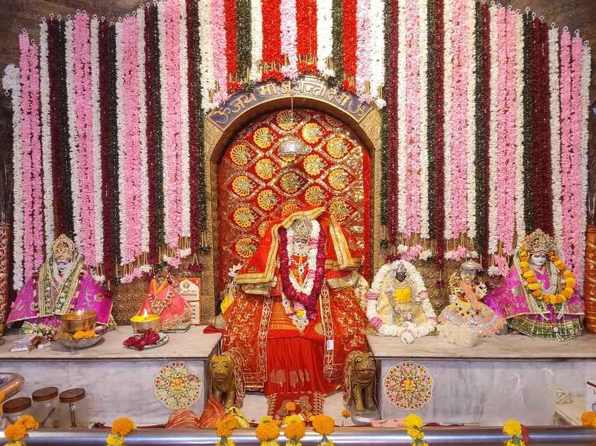 22जेएनडी27-नवरात्र के प्रथम दिन मां जयंती देवी मंदिर में बच्चों को प्रसाद वितरित करते हुए श्रद् 22जेएनडी27-नवरात्र के प्रथम दिन मां जयंती देवी मंदिर में बच्चों को प्रसाद वितरित करते हुए श्रद्