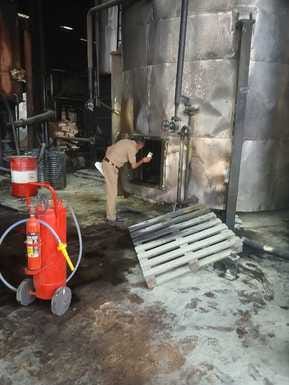 22jjrp33- ढराणा मोड स्थित फैक्टरी में घटना के बाद मौके का मुआयना करता पुलिस कर्मचारी। स्रोत-प