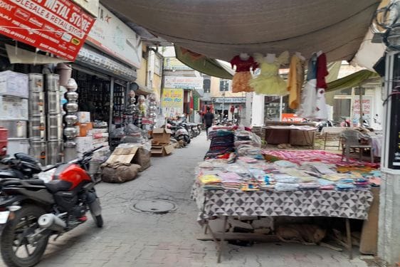 23जेएनडी15-शहर के मेन बाजार में दुकानदारों द्वारा किया गया अतिक्रमण। संवाद 23जेएनडी15-शहर के मेन बाजार में दुकानदारों द्वारा किया गया अतिक्रमण। संवाद