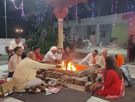 23जेएनडी43: जयंती देवी मंदिर में मां जयंती की पूजा करते हुए श्रद्धालु। पुजारी 23जेएनडी43: जयंती देवी मंदिर में मां जयंती की पूजा करते हुए श्रद्धालु। पुजारी