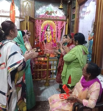 29 मॉडल टाउन स्थित गुफा वाला मंदिर में पूजा करते श्रद्धालु। संवाद