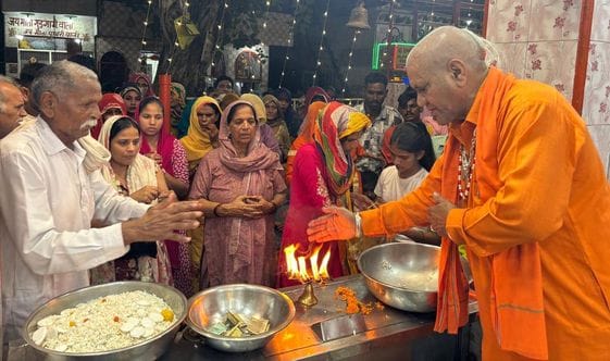 29 मॉडल टाउन स्थित गुफा वाला मंदिर में पूजा करते श्रद्धालु। संवाद