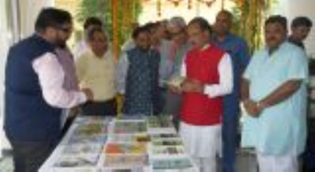 आईआईटीआर की ओर से हिंदी पखवाडे पर आयोजित कार्यक्रम में  राज्यसभा सांसद दिनेश शर्मा। 