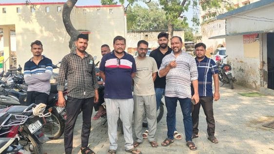अभद्र टिप्पणी के मामले को लेकर वजीरगंज थाने पर शिकायत लेकर पहुंचे लोग व तैनात पुलिस। स्रोत ग्र अभद्र टिप्पणी के मामले को लेकर वजीरगंज थाने पर शिकायत लेकर पहुंचे लोग व तैनात पुलिस। स्रोत ग्र