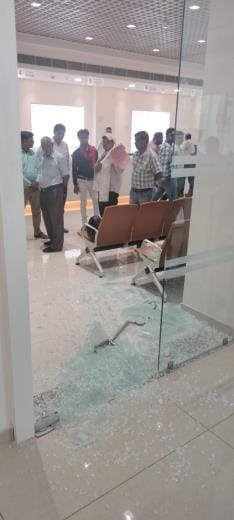 अलीगंज में नवनिर्मित नगरीय सेवा केंद्र भवन, अंदर टूटा दरवाजे का शीशा एवं कमरे में टपकता पानी। अलीगंज में नवनिर्मित नगरीय सेवा केंद्र भवन, अंदर टूटा दरवाजे का शीशा एवं कमरे में टपकता पानी।