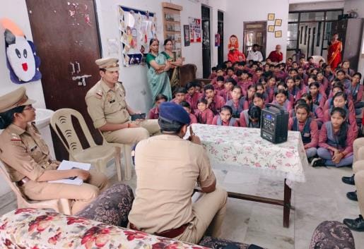 छात्र-छात्राओं को जागरूक करती पुलिस। छात्र-छात्राओं को जागरूक करती पुलिस।
