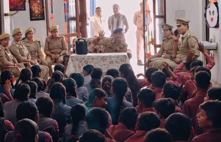 छात्र-छात्राओं को जागरूक करती पुलिस। छात्र-छात्राओं को जागरूक करती पुलिस।