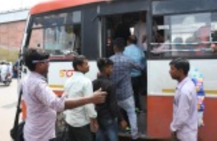 डिपो में खड़ी जनरथ बसें।