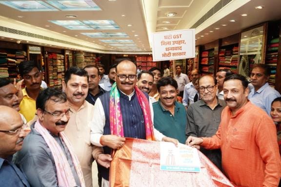डिप्टी सीएम और वित्त मंत्री ने व्यापारियों से किया संवाद डिप्टी सीएम और वित्त मंत्री ने व्यापारियों से किया संवाद