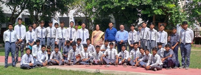 एनएएस इंटर कॉलेज में पृथ्वी की परिधि मापते बच्चे। स्रोत : संस्थान।
