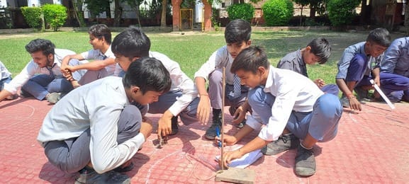 एनएएस इंटर कॉलेज में पृथ्वी की परिधि मापते बच्चे। स्रोत : संस्थान।