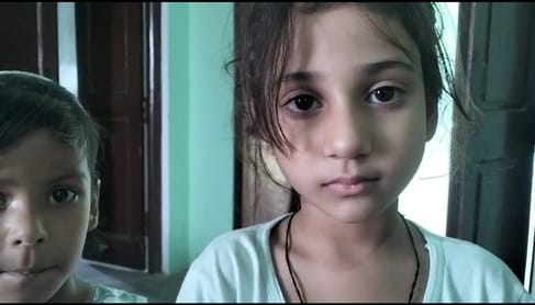 फूलपुर के वीरकाजी गांव में लूट की घटना के बाद बिखरे सामान को देखते परिजन। फूलपुर के वीरकाजी गांव में लूट की घटना के बाद बिखरे सामान को देखते परिजन।