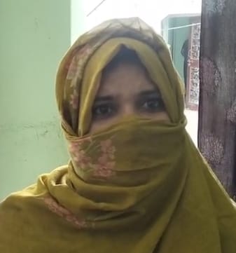 फूलपुर के वीरकाजी गांव में लूट की घटना के बाद बिखरे सामान को देखते परिजन। फूलपुर के वीरकाजी गांव में लूट की घटना के बाद बिखरे सामान को देखते परिजन।