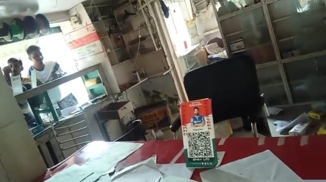 फूलपुर के वीरकाजी गांव में लूट की घटना के बाद बिखरे सामान को देखते परिजन। फूलपुर के वीरकाजी गांव में लूट की घटना के बाद बिखरे सामान को देखते परिजन।