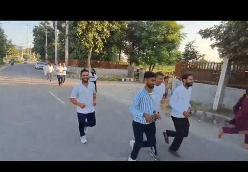 फोटो 01: सोनीपत में महाराणा प्रताप चौक से रन फॉर आयुर्वेद के तहत आयुष विभाग के स्टाफ को दौड़ के
