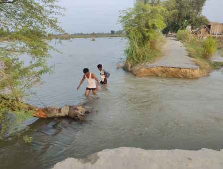 फोटो-11,प्राथमिक विद्यालय निविया में भरा बाढ़ के पानी से निकलती युवती।संवाद फोटो-11,प्राथमिक विद्यालय निविया में भरा बाढ़ के पानी से निकलती युवती।संवाद
