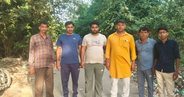 फोटो 13- सोनीपत के खस्ताहाल गांव बैंयापुर से राठधना रोड से गुजरती महिलाएं। संवाद