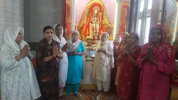 फोटो 17- सोनीपत के कामी रोड स्थित सिद्धपीठ श्री चंडी मां महाकाली प्राचीन मंदिर में नवरात्र उत्स