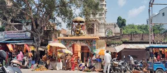 फोटो- 20 विंध्यवासिनी मंदिर खत्री पहाड़ के ऊपर विराजमान देवी दर्शन को जाते श्रद्धालु। संवाद