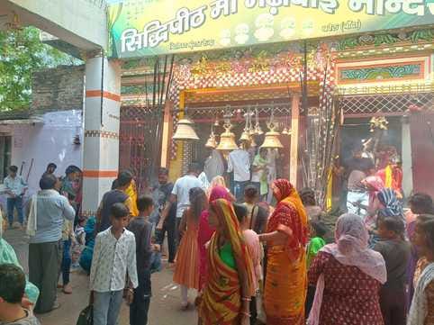 फोटो- 20 विंध्यवासिनी मंदिर खत्री पहाड़ के ऊपर विराजमान देवी दर्शन को जाते श्रद्धालु। संवाद