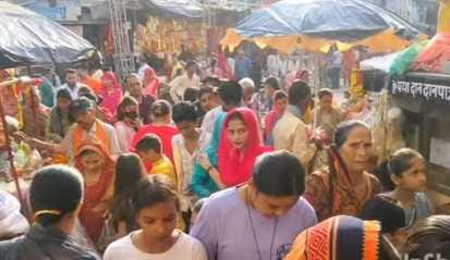 फोटो- 20 विंध्यवासिनी मंदिर खत्री पहाड़ के ऊपर विराजमान देवी दर्शन को जाते श्रद्धालु। संवाद