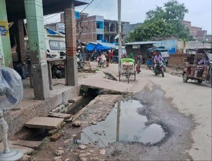 फोटो-21- कल्याणी मंदिर जाने वाले मार्ग की क्षतिग्रस्त इंटरलॉकिंग व फैला कूड़ा। संवाद