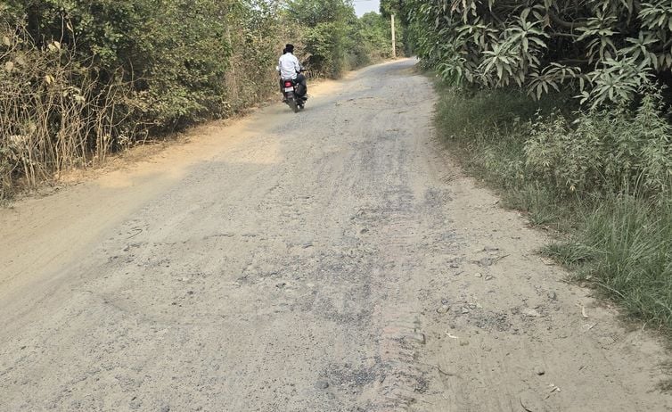 फोटो-21- कल्याणी मंदिर जाने वाले मार्ग की क्षतिग्रस्त इंटरलॉकिंग व फैला कूड़ा। संवाद