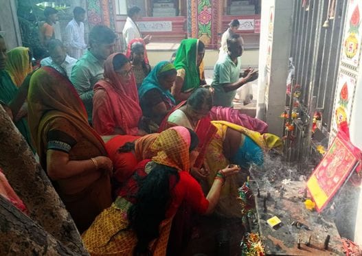फोटो 22 एमएएचपी 02 परिचय-बड़ी चंद्रिका मंदिर में पूजा-अर्चना के लिए जुटी भक्तों की भीड़। संवाद