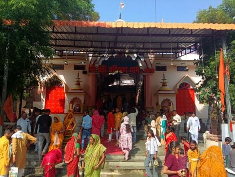फोटो 22 एमएएचपी 02 परिचय-बड़ी चंद्रिका मंदिर में पूजा-अर्चना के लिए जुटी भक्तों की भीड़। संवाद