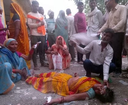 फोटो 22 एमएएचपी 18 परिचय-सहकारी समिति कबरई में खाद के लिए लंबी कतारोंं में लगी महिलाएं। संवाद फोटो 22 एमएएचपी 18 परिचय-सहकारी समिति कबरई में खाद के लिए लंबी कतारोंं में लगी महिलाएं। संवाद