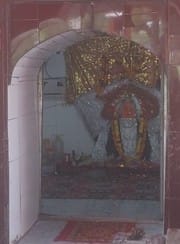 फोटो-23एयूआरपी 04 - मां मंगलाकाली मंदिर में पूजा करते भक्त। संवाद