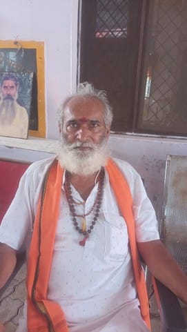 फोटो-23एयूआरपी 04 - मां मंगलाकाली मंदिर में पूजा करते भक्त। संवाद