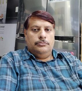 फोटो-23एयूआरपी 27- इलेक्ट्रानिक दुकान में खरीदारी करते ग्राहक। संवाद फोटो-23एयूआरपी 27- इलेक्ट्रानिक दुकान में खरीदारी करते ग्राहक। संवाद