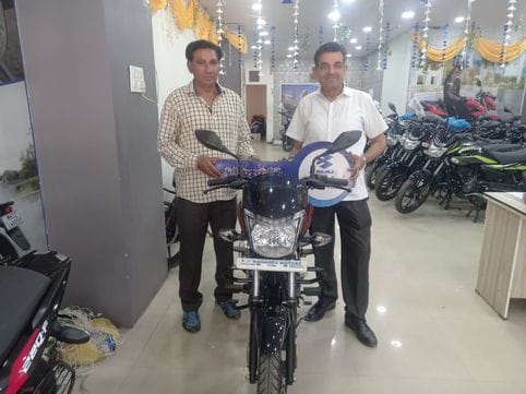 फोटो 24- सोनीपत की कच्चे क्वार्टर मार्केट स्थित दुकान पर श्रृंगार का सामान खरीदती महिलाएं व यु फोटो 24- सोनीपत की कच्चे क्वार्टर मार्केट स्थित दुकान पर श्रृंगार का सामान खरीदती महिलाएं व यु