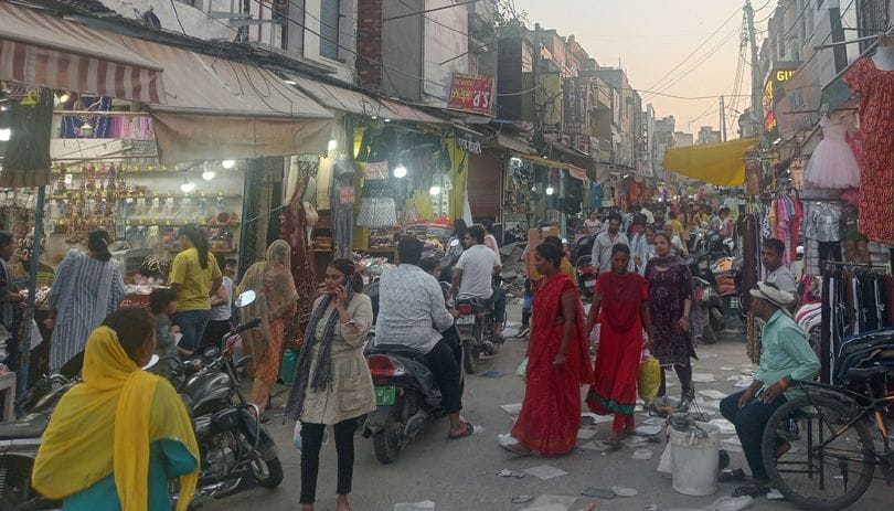 फोटो 24- सोनीपत की कच्चे क्वार्टर मार्केट स्थित दुकान पर श्रृंगार का सामान खरीदती महिलाएं व यु फोटो 24- सोनीपत की कच्चे क्वार्टर मार्केट स्थित दुकान पर श्रृंगार का सामान खरीदती महिलाएं व यु