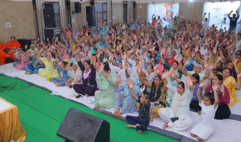 फोटो 35- सोनीपत के ककरोई रोड स्थित श्रीदुर्गा माता मंदिर में श्रीमद् देवी भागवत कथा सुनाती साध्