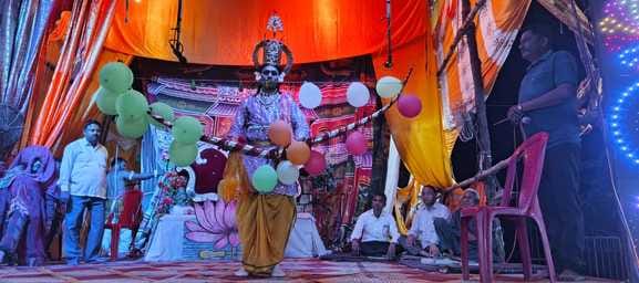 गुलावठी की रामलीला में भगवान राम की आरती करते मुख्य अतिथि डीपी यादव व अन्य। संवाद