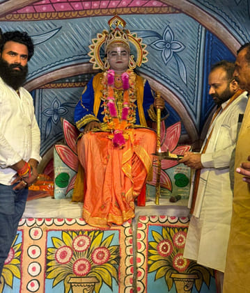 गुलावठी की रामलीला में भगवान राम की आरती करते मुख्य अतिथि डीपी यादव व अन्य। संवाद